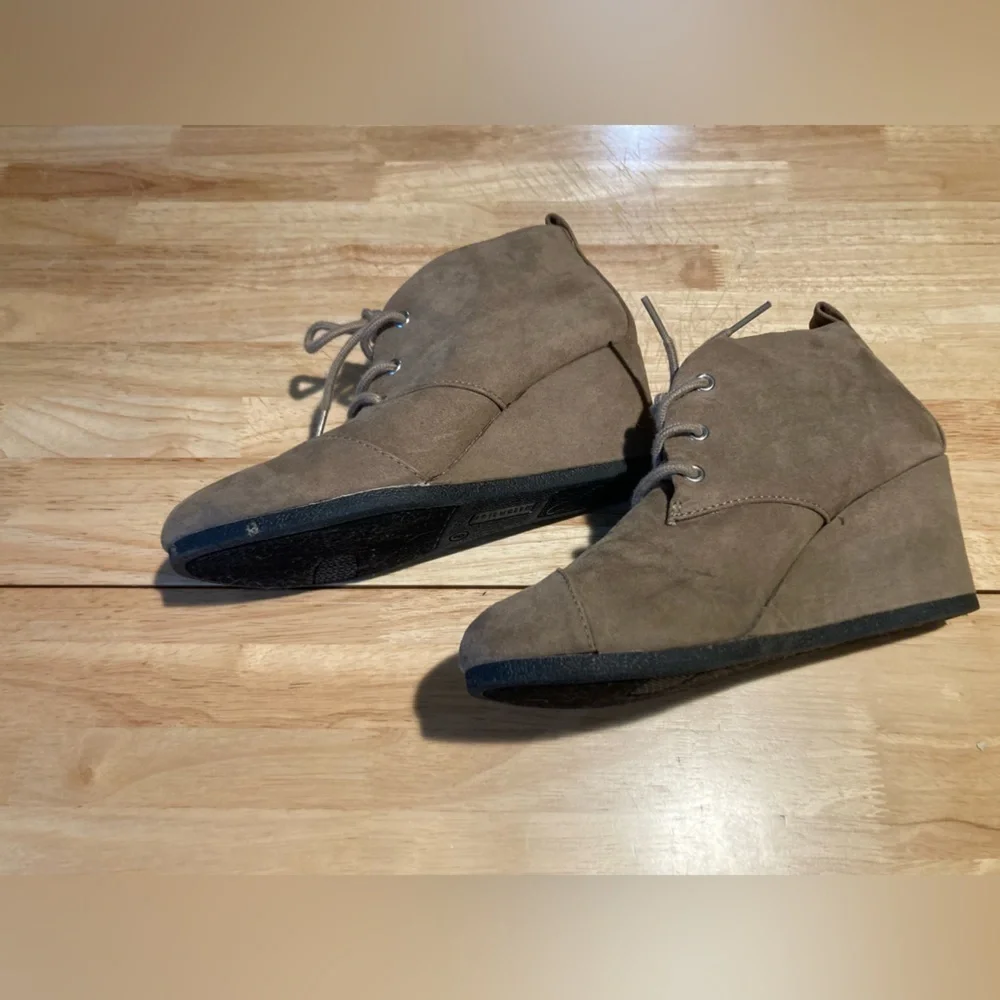 attention wedge boots
